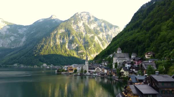 在美丽的光天化日下 俯瞰奥地利阿尔卑斯山畔著名的哈尔斯塔特山村的全景 高质量的4K镜头 — 图库视频影像