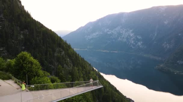 Junger Mann Hält Sich Auf Aussichtsplattform Mit Drohnenblick Auf Alpen — Stockvideo