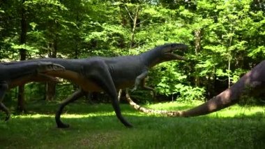 Dino Parkı 'nın hareketli modelleri mekanik heykel dinozorları sergisi. Yüksek kalite 4k görüntü