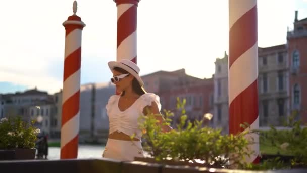 Прекрасна Дівчина Білому Одязі Капелюх Венеції Червоному Білому Полюсі Кадри — стокове відео