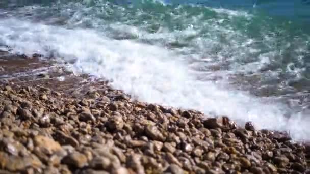 Sea Water Waves Polishing Stones Clear Water Surface Vacation Concept — Stock Video