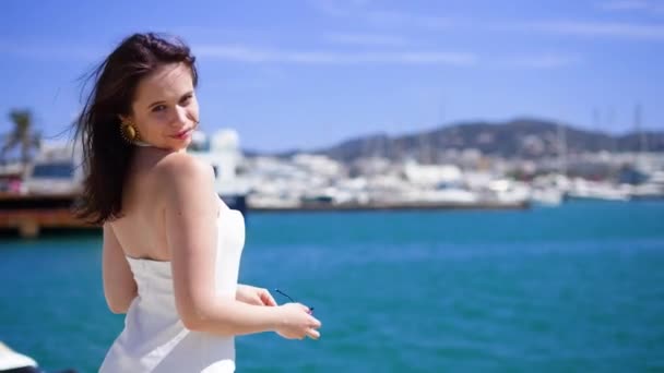 Beyaz Elbiseli Kız Rıhtımda Yürüyor Kameraya Bakıyor Tekne Arka Planında — Stok video