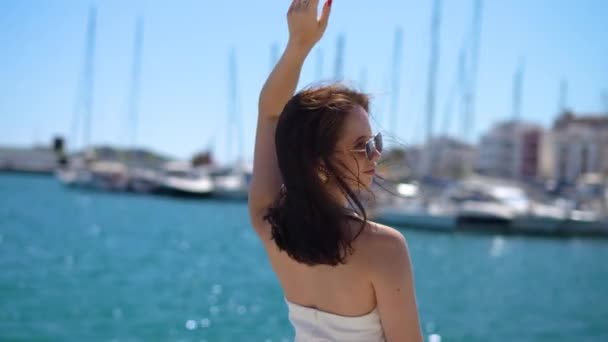 Gadis Dalam Gaun Putih Dan Kacamata Hitam Tetap Pantai Melihat — Stok Video