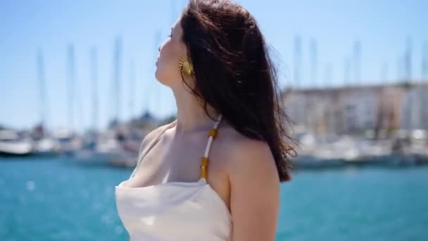 身穿白衣的女孩沿着泊位和海滩 伊比扎散步 高质量的4K镜头 — 图库视频影像