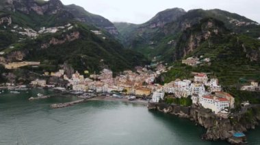 Amalfi 'nin havadan görünüşü. Amalfi sahilinin ünlü turistik beldesi. Yüksek kalite 4k görüntü