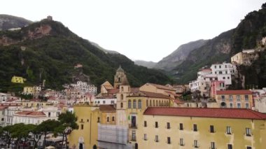 İtalya 'nın Amalfi kıyısındaki Amalfi kasabasının Akdeniz manzarası. Yüksek kalite 4K görüntü. Yüksek kalite 4k görüntü
