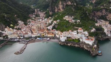Salerno yakınlarındaki Amalfi Sahili 'ndeki tarihi beyaz kasabanın en üst manzarası. Yüksek kalite 4k görüntü