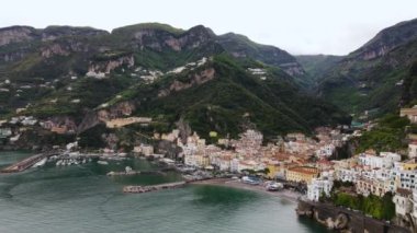 Amalfi kıyısındaki ünlü turist beldesinin panoramik hava manzarası, dağ. Yüksek kalite 4k görüntü