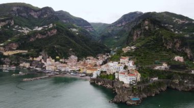 Amalfi 'nin panoramik hava manzarası. Amalfi sahilinin ünlü turistik beldesi. Yüksek kalite 4k görüntü