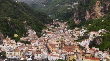 İtalya 'nın Amalfi kıyısındaki Akdeniz' deki Amalfi kasabasının hava manzarası. Yüksek kalite 4k görüntü