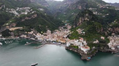 İtalya 'nın Amalfi kıyısındaki Akdeniz' deki Amalfi kasabasının yüksek manzarası, 4K. Yüksek kalite 4k görüntü