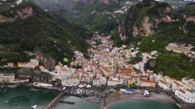 Akdeniz 'in Amalfi kıyısındaki Amalfi kasabasının en üst manzarası, dağlar. Yüksek kalite 4k görüntü