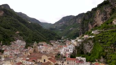 Eski Amalfi kasabasının ve dağların insansız hava aracı manzarası, güzel bir seyahat merkezi. Yüksek kalite 4k görüntü