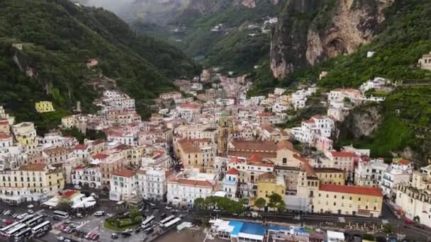 Schöne Luftaufnahme Der Stadt Amalfi Und Der Berge Der Italienischen — Stockvideo
