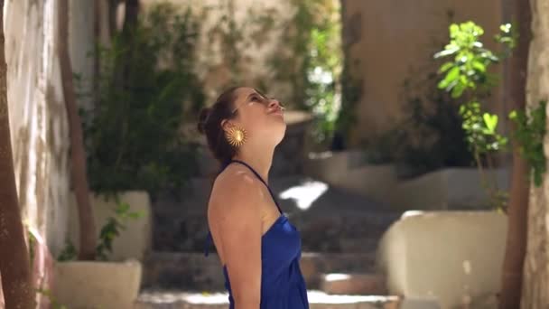 Kék Ruhás Lány Sétál Egy Sikátorban Ibiza Utcáin Napsütéses Nap — Stock videók