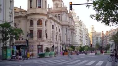 VALENCIA, İspanya - 20 Mayıs 2023: güneşli bir gün. Yayalar karşıdan karşıya geçiyor. Arabalar yolda gidiyor. Yüksek kalite 4k görüntü