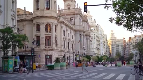 Valencia Hiszpania Maja 2023 Słoneczny Dzień Mieście Przechodnie Przechodzą Przez — Wideo stockowe