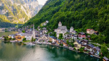 Hallstatt köyünün hava manzarası, Avusturya Stok Fotoğrafları ve Görüntüleri 'ndeki dağlar, insansız hava aracı manzarası. Yüksek kalite fotoğraf