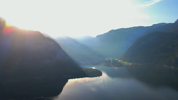 Günbatımında Hallstattersee gölü ve dağ manzarası, Avusturya doğasının resmi. Yüksek kalite fotoğraf