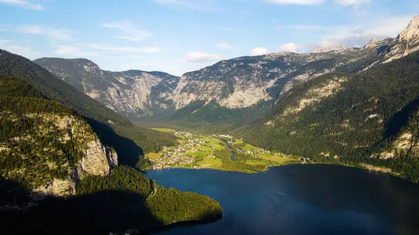 Hallstatt Gölü ve gün ışığında dağ manzarası. Yüksek kalite fotoğraf
