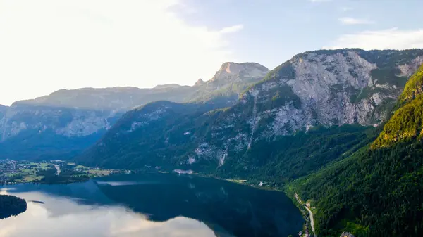 Gündüz vakti Hallstattersee Gölü ve Dağ manzarası. Manzara, stok fotoğrafı. Yüksek kalite fotoğraf