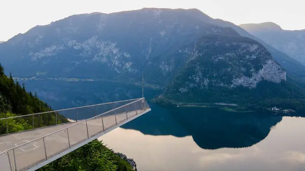 Hallstatt Skywalk platformu, Hallstatter Avusturya 'yı görün, Alps dağları arka planı, Stock fotoğrafı. Yüksek kalite fotoğraf