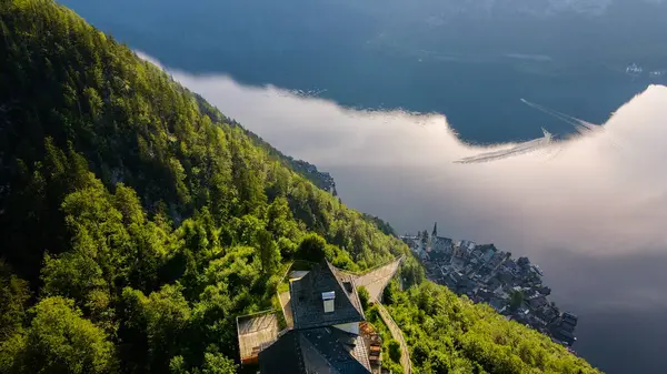 Skywalk platformundan Hallstatt hava görüntüsü. Harika bir manzara. Skywalk Dünya Mirası Manzarası. Yüksek kalite fotoğraf