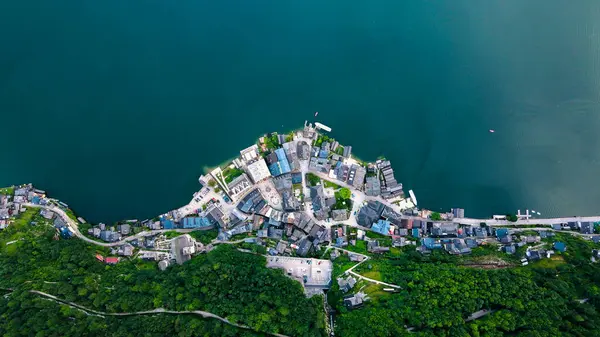 Alplerdeki Hallstatt Gölü manzarası, ahşap evler, göl manzarası, Alpler, Avusturya, Avrupa. Yüksek kalite fotoğraf