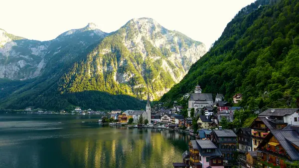 Avusturya Alpleri 'nde Hallstatter Gölü' ndeki Hallstatt köyü, dağ geçmişi. Yüksek kalite fotoğraf