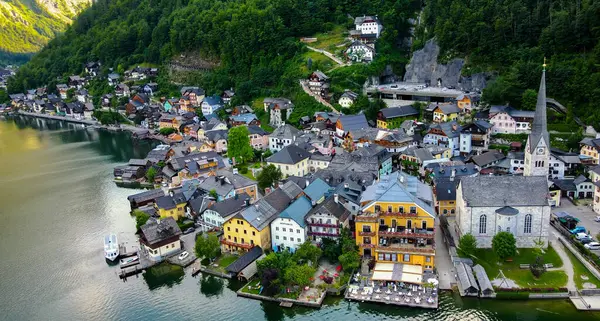 Avusturya Alpleri 'ndeki ünlü Hallstatt dağ köyünün manzara resmi. Yüksek kalite fotoğraf