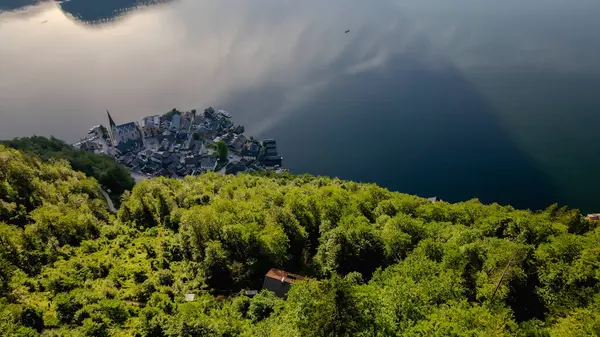 Hallstatt köyünün en üst manzarası, Avusturya 'daki Hallstattsee Gölü, Avusturya' nın güzel doğası. Yüksek kalite fotoğraf