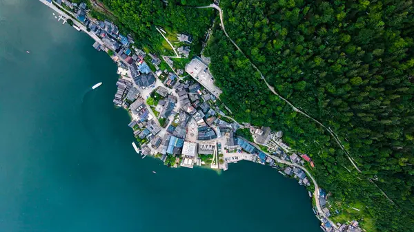 Hallstatt köyünün en üst manzarası, Avusturya Stok Fotoğrafları ve Görüntüleri 'nde dağlar, insansız hava aracı manzarası. Yüksek kalite fotoğraf