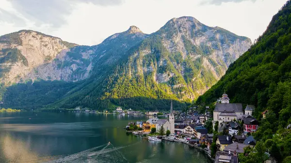 Hallstatt köyünün en iyi manzarası, Avusturya 'daki dağlar, Hallstatt Gölü, Stock Fotoğrafları. Yüksek kalite fotoğraf
