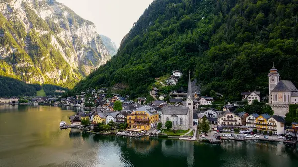Hallstatt Köyü 'nün resimlerini ve resimlerini, Avusturya' daki dağların geçmişini. Yüksek kalite fotoğraf