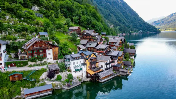 Hallstatt köyünün hava manzarası, Avusturya Stok Fotoğrafları ve Resimler 'deki Alp dağlarının arka planı - insansız hava aracı manzarası. Yüksek kalite fotoğraf