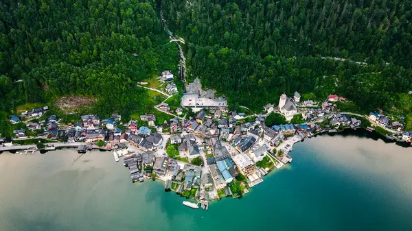 Hallstatt eski kasaba ve Hallstatter Yukarı Avusturya 'da göl, dağlar ve orman arka planı. Yüksek kalite fotoğraf