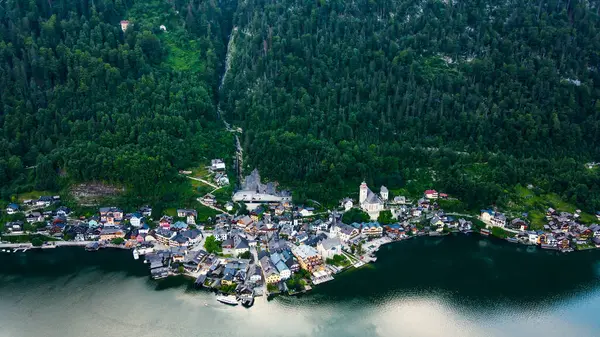 Avusturya Alpleri 'ndeki ünlü Hallstatt dağ köyünün hava manzarası yazın çok güzel. Yüksek kalite fotoğraf