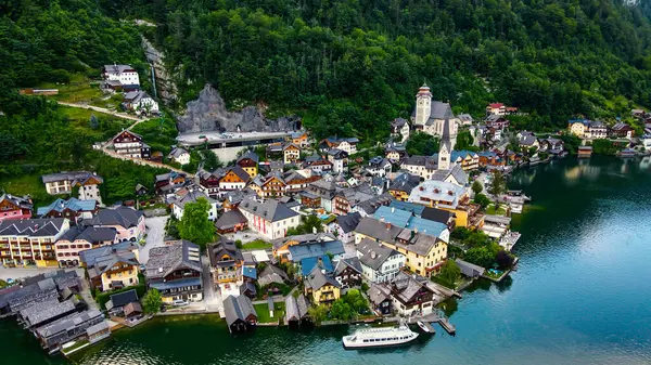 Avusturya dağ köyü Hallstatt ve Hallstatter Gölü 'nün havadan görünüşü. Güzel yaz zamanı. Yüksek kalite fotoğraf
