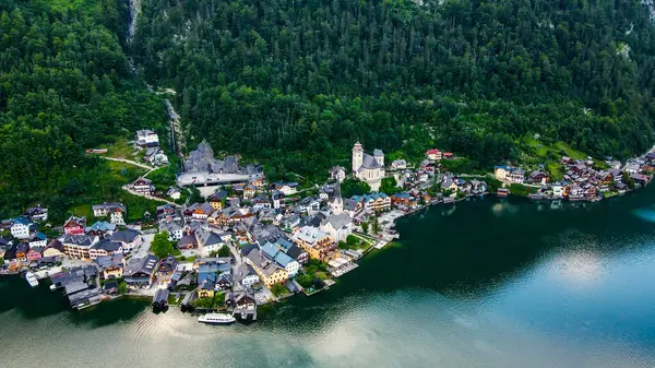 Avusturya dağ köyü Hallstatt ve Hallstatter Gölü 'nün havadan görünüşü. Güzel yaz zamanı. Yüksek kalite fotoğraf