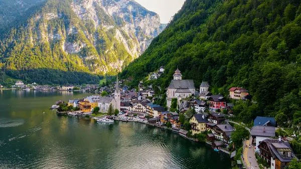 Hallstatt Köyü 'nün hava manzarası, Avusturya Stok Fotoğrafları ve Resimleri' ndeki dağlar. Yüksek kalite fotoğraf