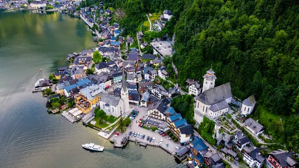 Avusturya dağ köyü Hallstatt ve Hallstatter Gölü 'nün havadan görünüşü. Güzel yaz zamanı. Yüksek kalite fotoğraf