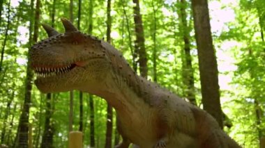 Dinopark 'ta hareket eden modellerin mekanik heykel dinozorlarının sergilenmesi. Yüksek kalite 4k görüntü