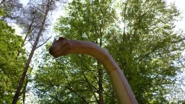 Hareket eden modellerin Dinopark Sergisi Mekanik heykel dinozorları. Yüksek kalite 4k görüntü