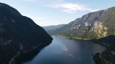 Gündüz vakti Hallstattersee Gölü ve Dağ manzarası. Peyzaj, stok videosu. Yüksek kalite 4k görüntü