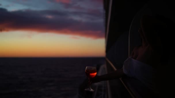 Gemi Feribotundaki Kız Denizde Şarap Eşliğinde Gün Batımının Tadını Çıkarıyor — Stok video