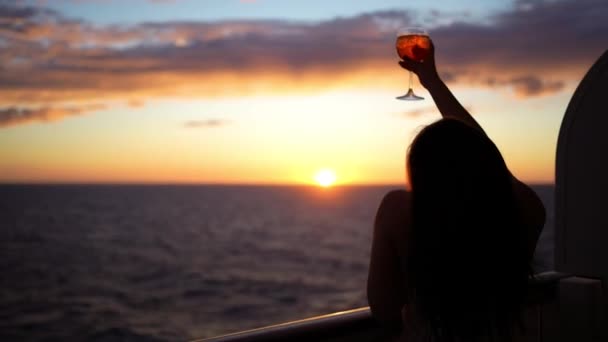 Mujer Joven Barandilla Cruceros Disfrutando Salida Del Sol Los Viajes — Vídeos de Stock