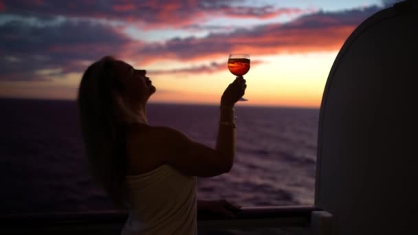 Chica Disfrutando Línea Flotación Después Del Tratamiento Spa Crucero Lujo — Vídeos de Stock
