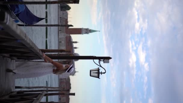 Приваблива Жінка Мандрівник Ходить Венеції Італія Вертикальні Відеозаписи Високоякісні Кадри — стокове відео