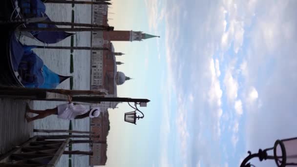 Щаслива Жінка Білій Сукні Капелюсі Йде Венеції Італії Вертикальні Кадри — стокове відео