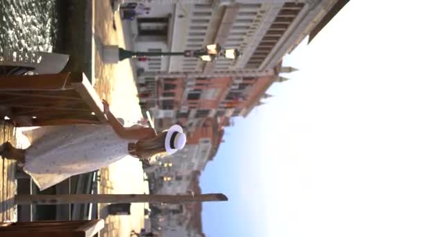 Ευτυχής Γυναίκα Ταξιδιώτης Πόδια Στη Βενετία Ιταλία Κάθετη Βίντεο Υψηλής — Αρχείο Βίντεο